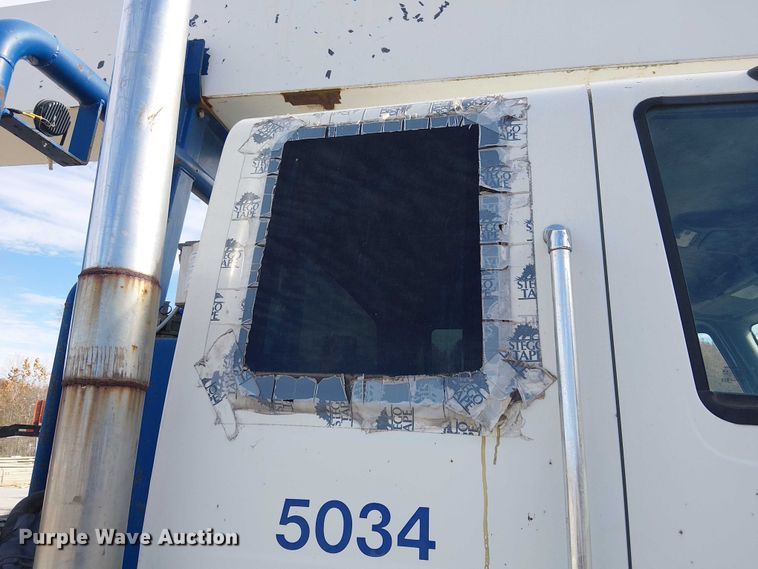 image for item FK0552 2004 International 7500 crane truck