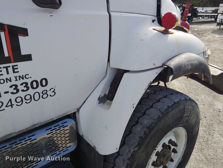 image for item FK0552 2004 International 7500 crane truck