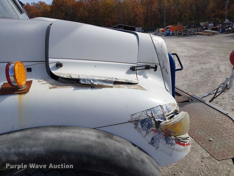 image for item FK0552 2004 International 7500 crane truck