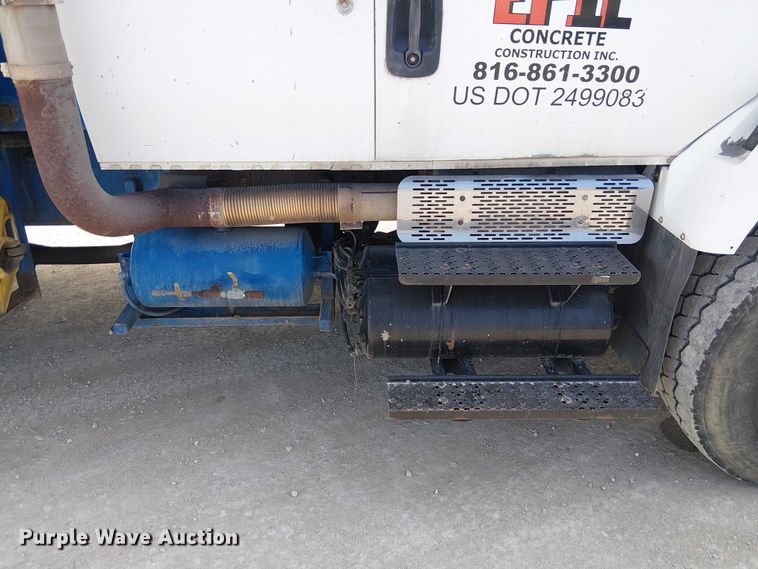 image for item FK0552 2004 International 7500 crane truck