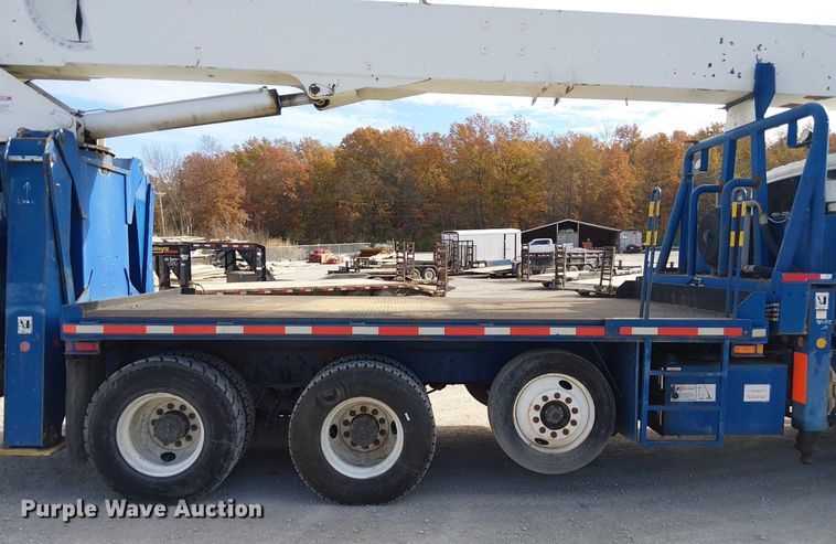 image for item FK0552 2004 International 7500 crane truck