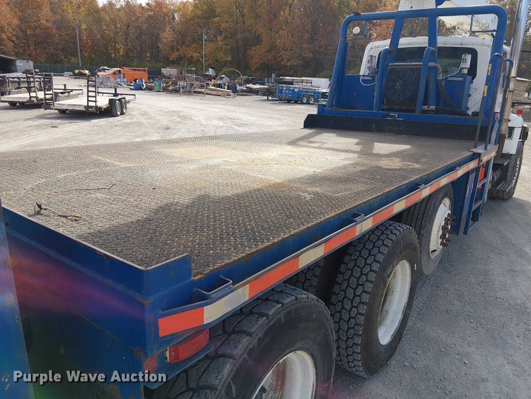 image for item FK0552 2004 International 7500 crane truck