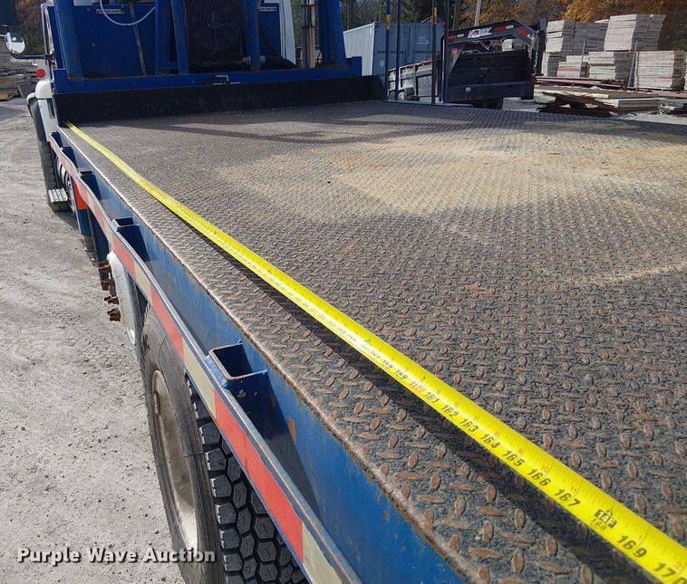 image for item FK0552 2004 International 7500 crane truck