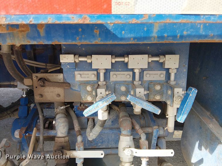 image for item FK0552 2004 International 7500 crane truck