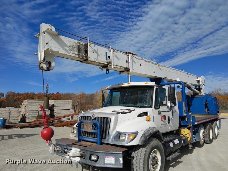 image for item FK0552 2004 International 7500 crane truck