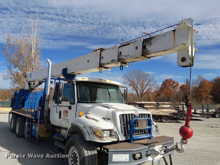 image for item FK0552 2004 International 7500 crane truck