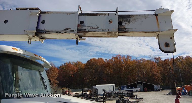 image for item FK0552 2004 International 7500 crane truck