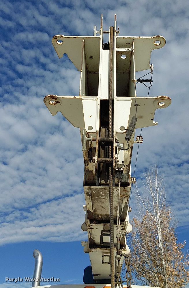 image for item FK0552 2004 International 7500 crane truck