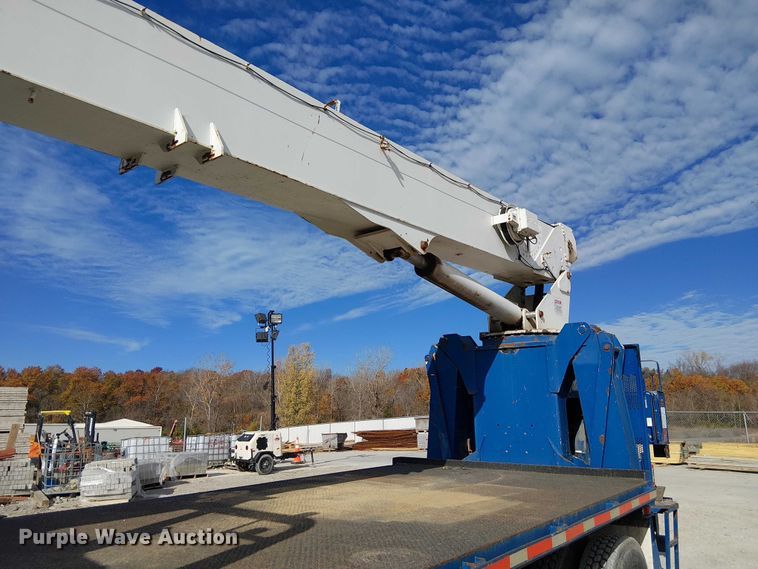 image for item FK0552 2004 International 7500 crane truck