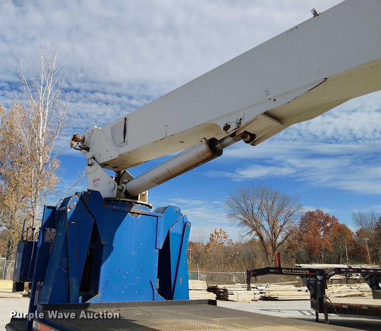 image for item FK0552 2004 International 7500 crane truck