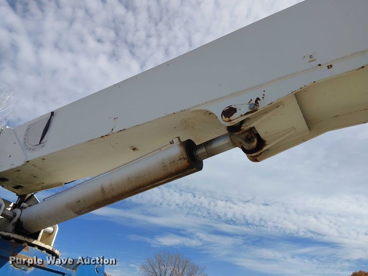 image for item FK0552 2004 International 7500 crane truck