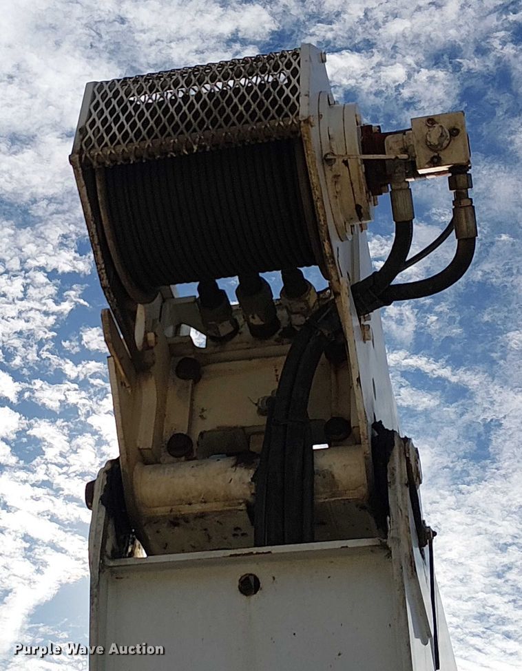 image for item FK0552 2004 International 7500 crane truck