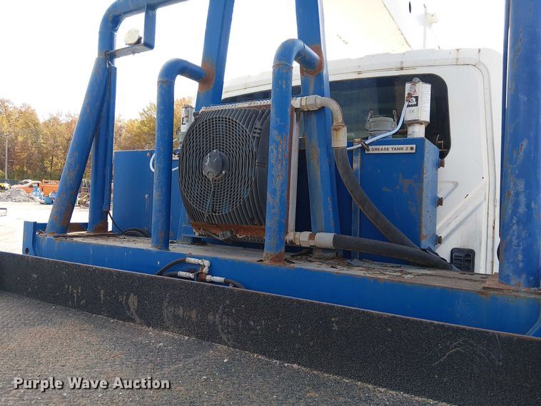 image for item FK0552 2004 International 7500 crane truck