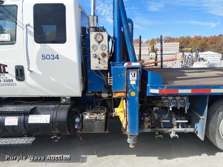 image for item FK0552 2004 International 7500 crane truck