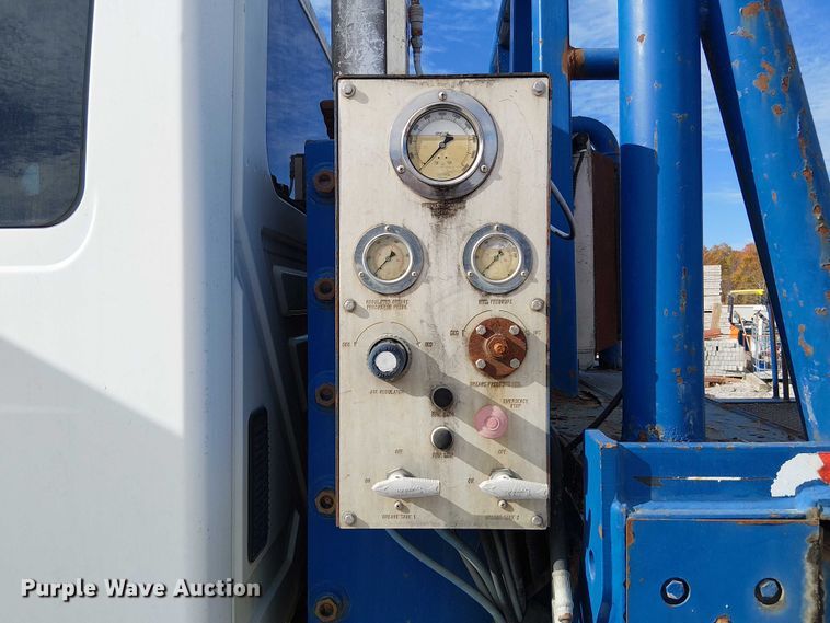 image for item FK0552 2004 International 7500 crane truck