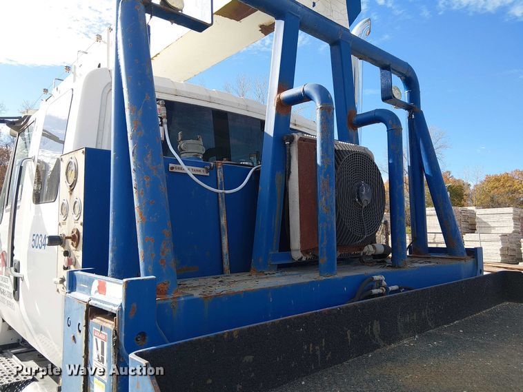 image for item FK0552 2004 International 7500 crane truck