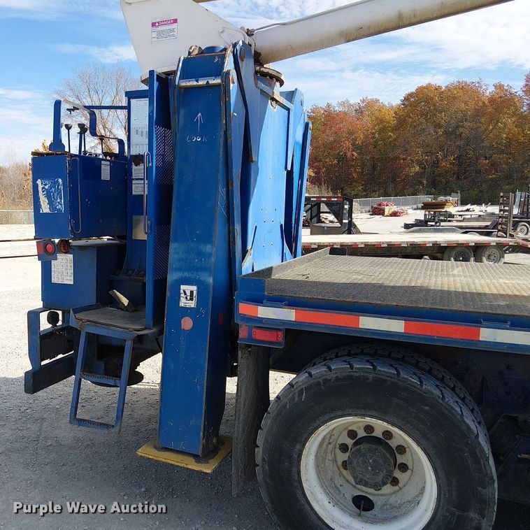 image for item FK0552 2004 International 7500 crane truck