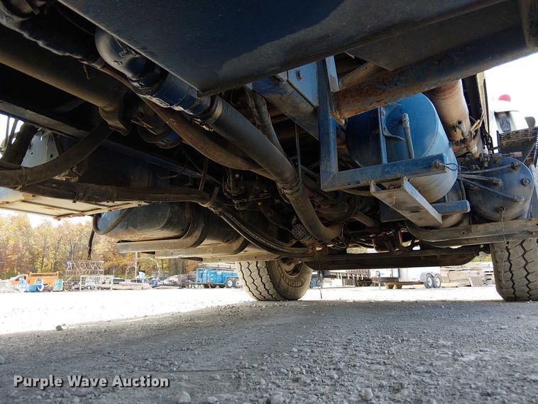 image for item FK0552 2004 International 7500 crane truck