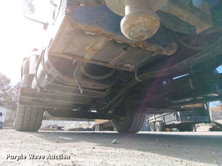 image for item FK0552 2004 International 7500 crane truck