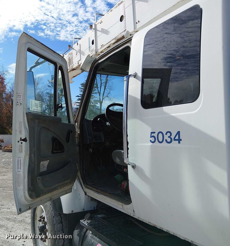 image for item FK0552 2004 International 7500 crane truck