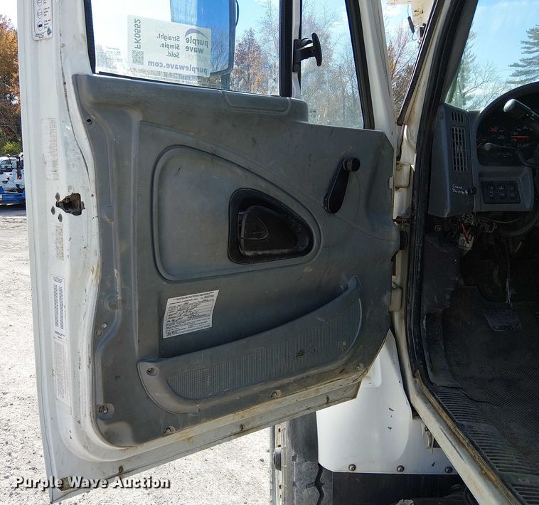 image for item FK0552 2004 International 7500 crane truck