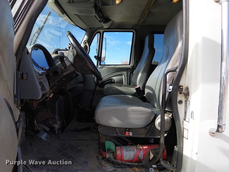 image for item FK0552 2004 International 7500 crane truck