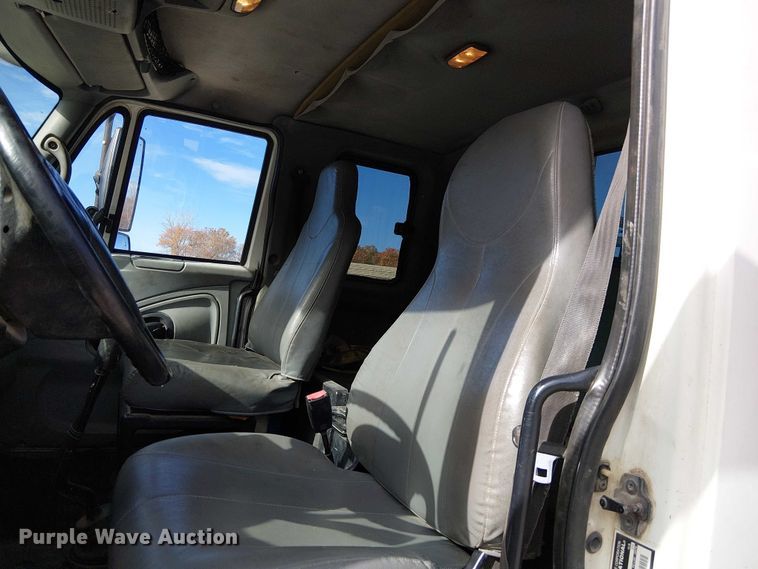 image for item FK0552 2004 International 7500 crane truck