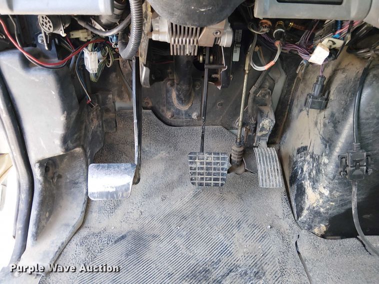 image for item FK0552 2004 International 7500 crane truck