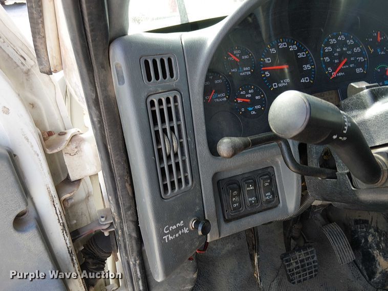 image for item FK0552 2004 International 7500 crane truck