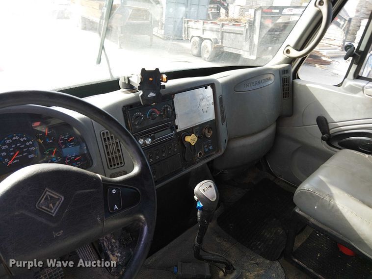 image for item FK0552 2004 International 7500 crane truck