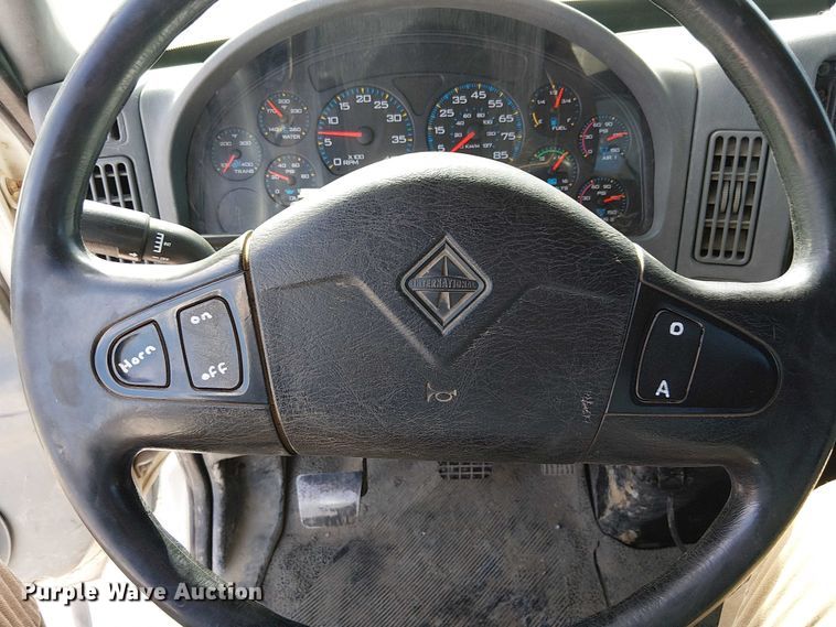 image for item FK0552 2004 International 7500 crane truck