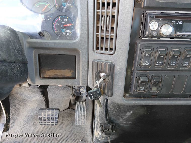 image for item FK0552 2004 International 7500 crane truck