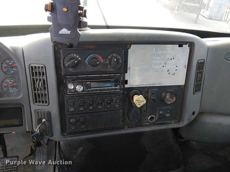 image for item FK0552 2004 International 7500 crane truck