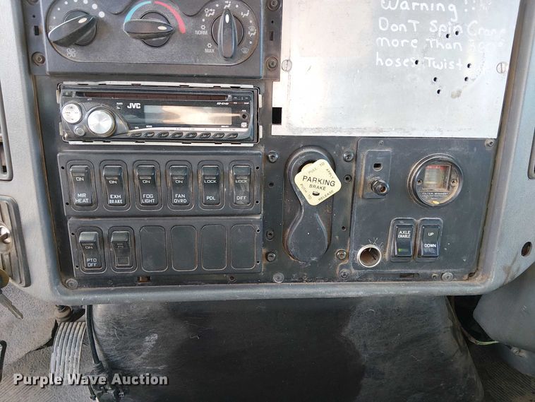 image for item FK0552 2004 International 7500 crane truck