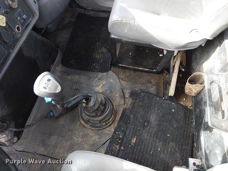 image for item FK0552 2004 International 7500 crane truck