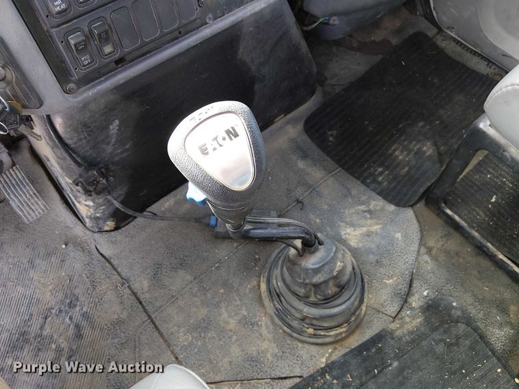 image for item FK0552 2004 International 7500 crane truck