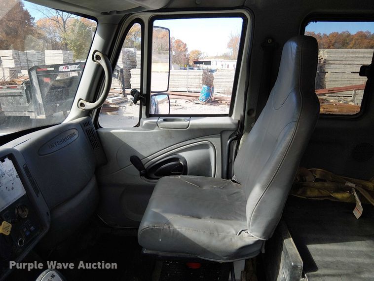 image for item FK0552 2004 International 7500 crane truck