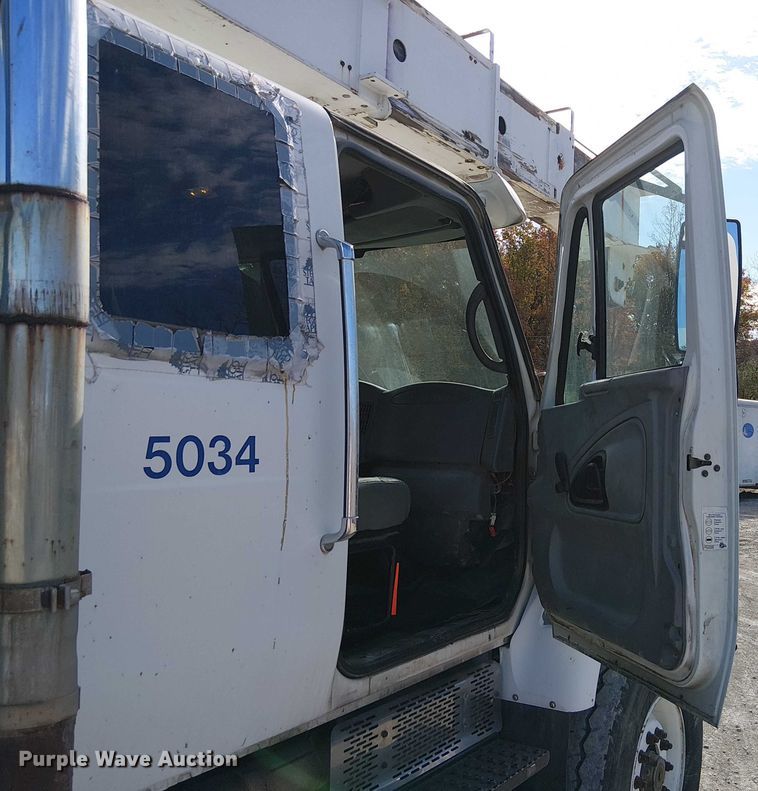 image for item FK0552 2004 International 7500 crane truck