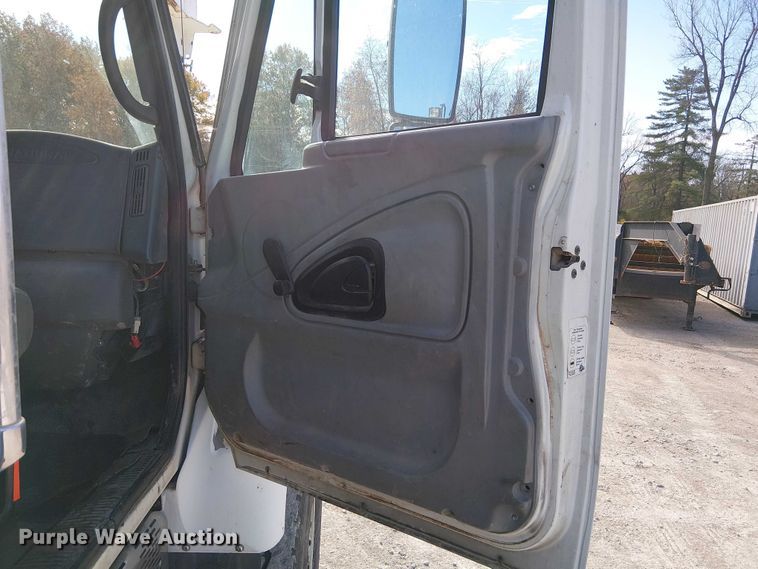 image for item FK0552 2004 International 7500 crane truck