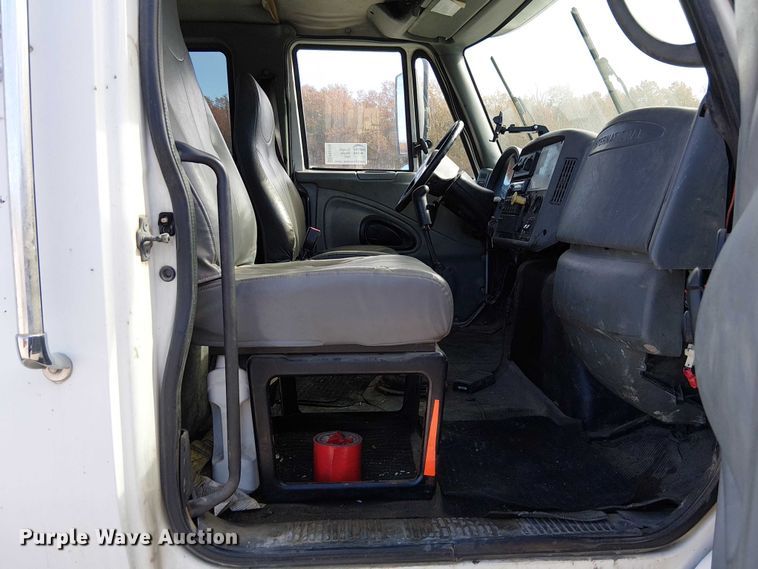 image for item FK0552 2004 International 7500 crane truck