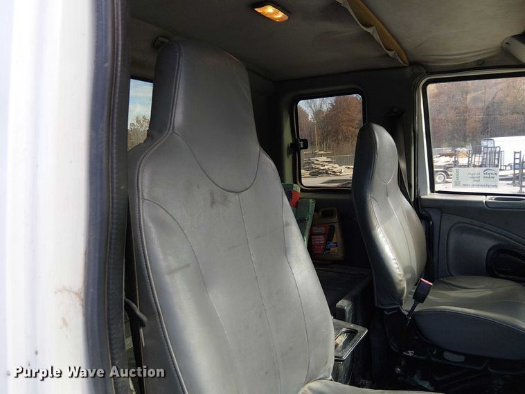 image for item FK0552 2004 International 7500 crane truck