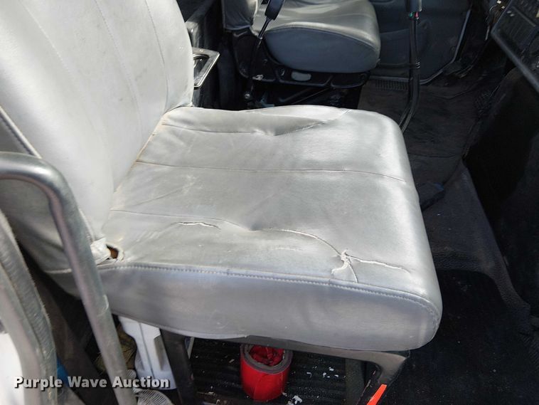 image for item FK0552 2004 International 7500 crane truck