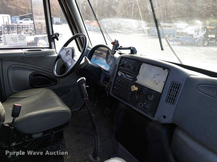 image for item FK0552 2004 International 7500 crane truck