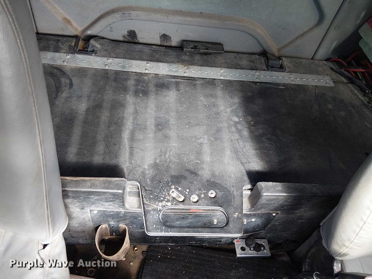 image for item FK0552 2004 International 7500 crane truck