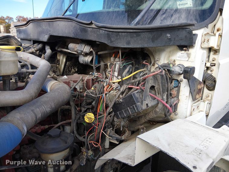 image for item FK0552 2004 International 7500 crane truck