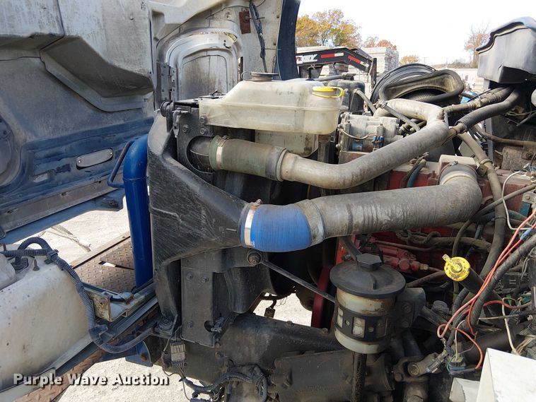 image for item FK0552 2004 International 7500 crane truck