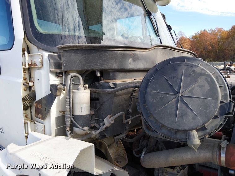 image for item FK0552 2004 International 7500 crane truck