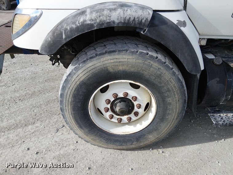 image for item FK0552 2004 International 7500 crane truck