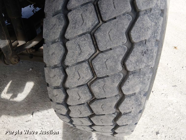 image for item FK0552 2004 International 7500 crane truck