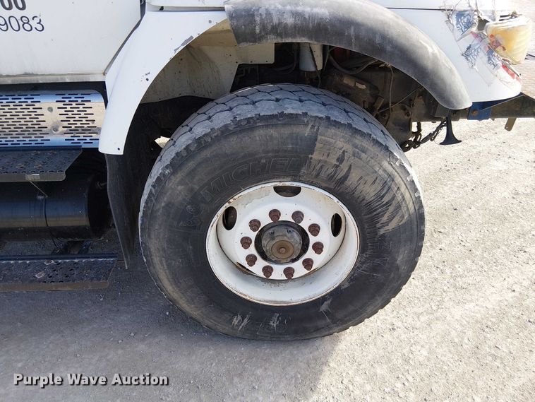 image for item FK0552 2004 International 7500 crane truck